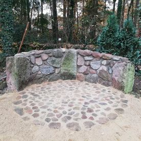 Halbrunde Natursteinmauer in der Nordheide