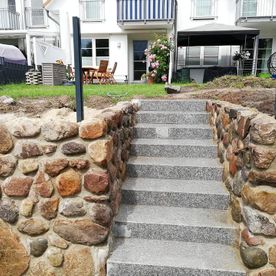 Natursteinmauer mit Treppe in der Nordheide